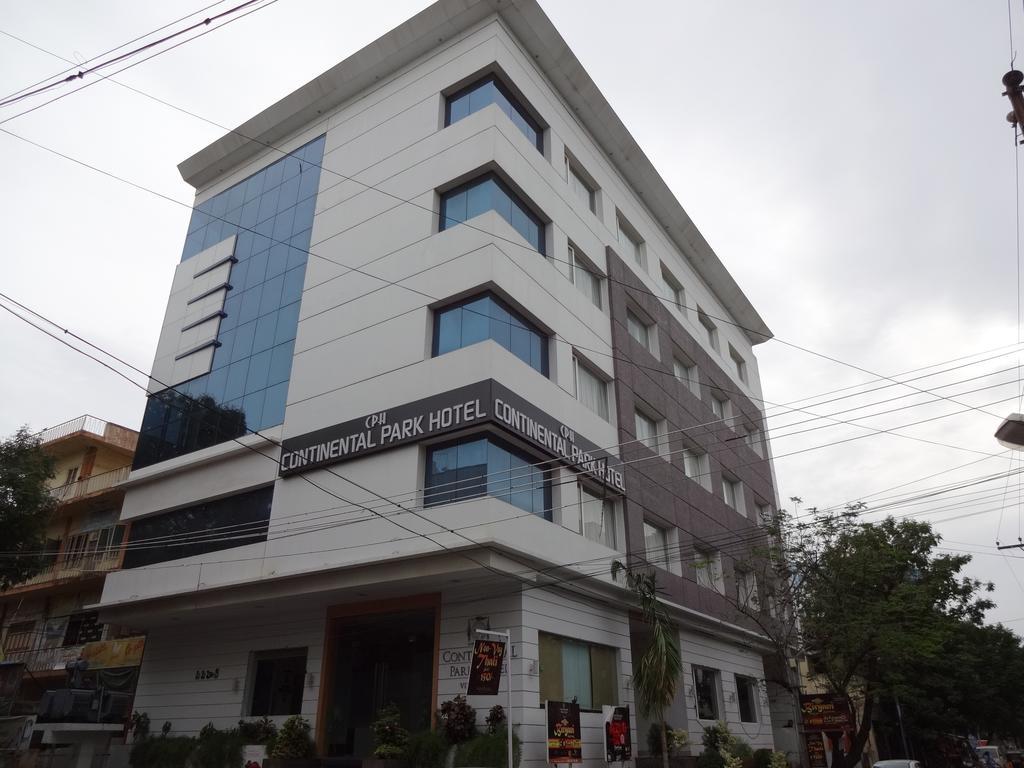 Continental Park Hotel Vijayawāda Buitenkant foto