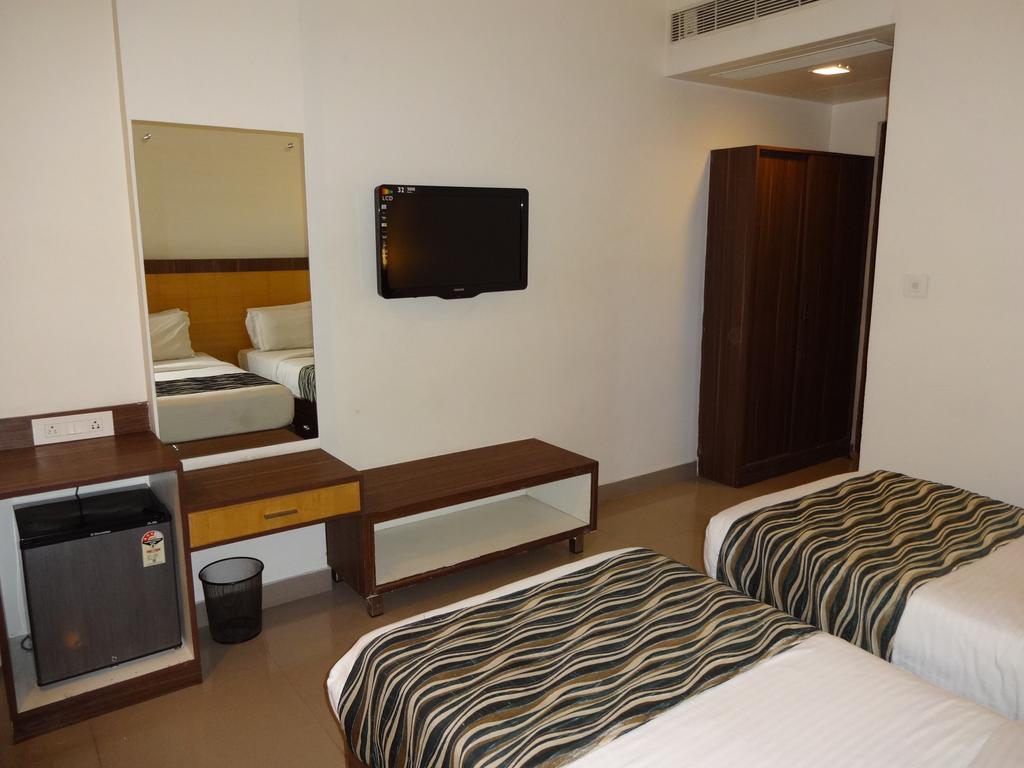 Continental Park Hotel Vijayawāda Buitenkant foto