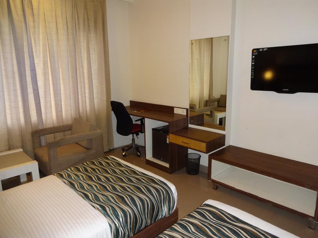 Continental Park Hotel Vijayawāda Buitenkant foto