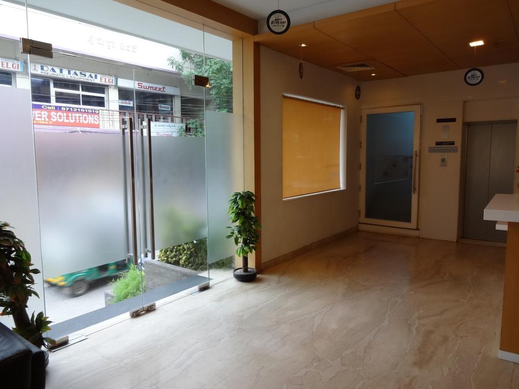 Continental Park Hotel Vijayawāda Buitenkant foto
