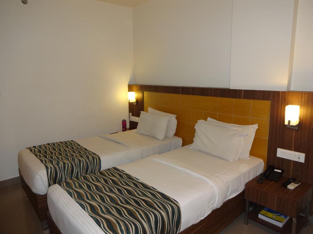 Continental Park Hotel Vijayawāda Buitenkant foto