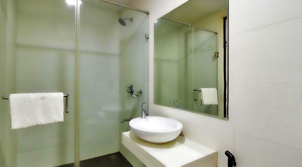 Continental Park Hotel Vijayawāda Buitenkant foto