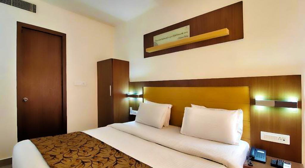 Continental Park Hotel Vijayawāda Buitenkant foto