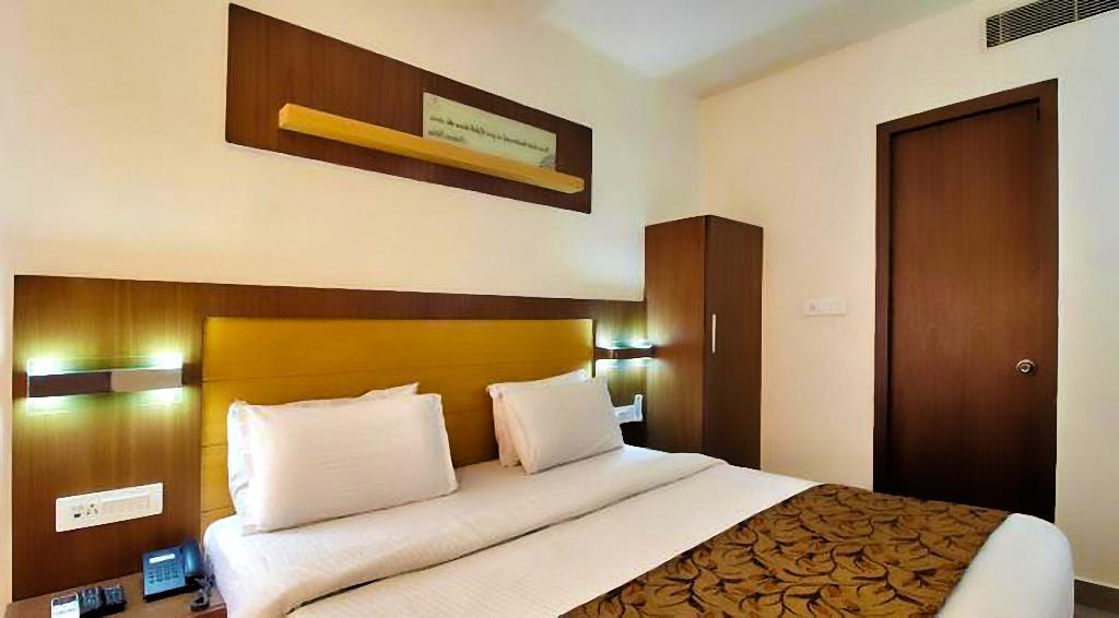 Continental Park Hotel Vijayawāda Buitenkant foto