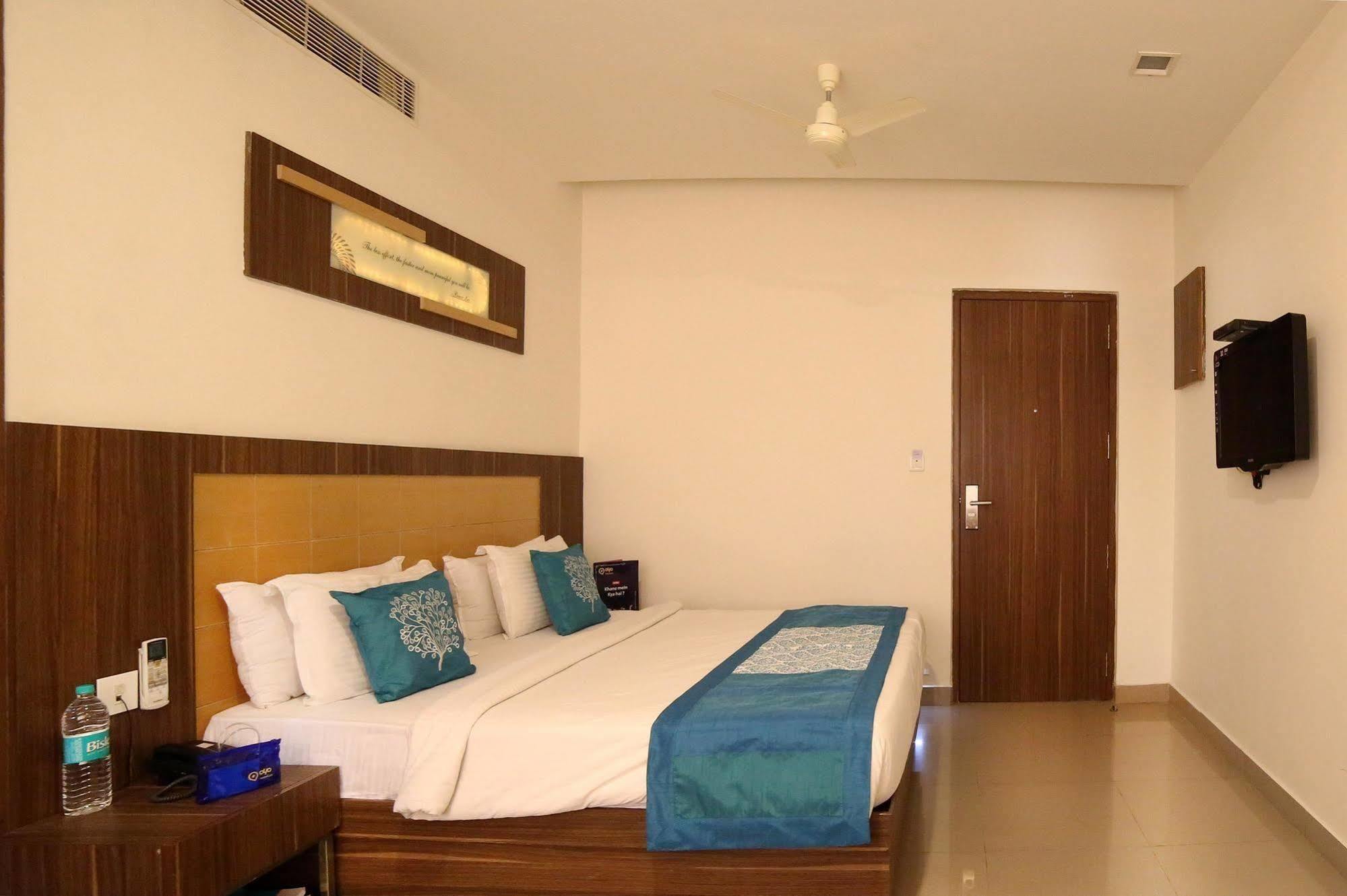 Continental Park Hotel Vijayawāda Buitenkant foto