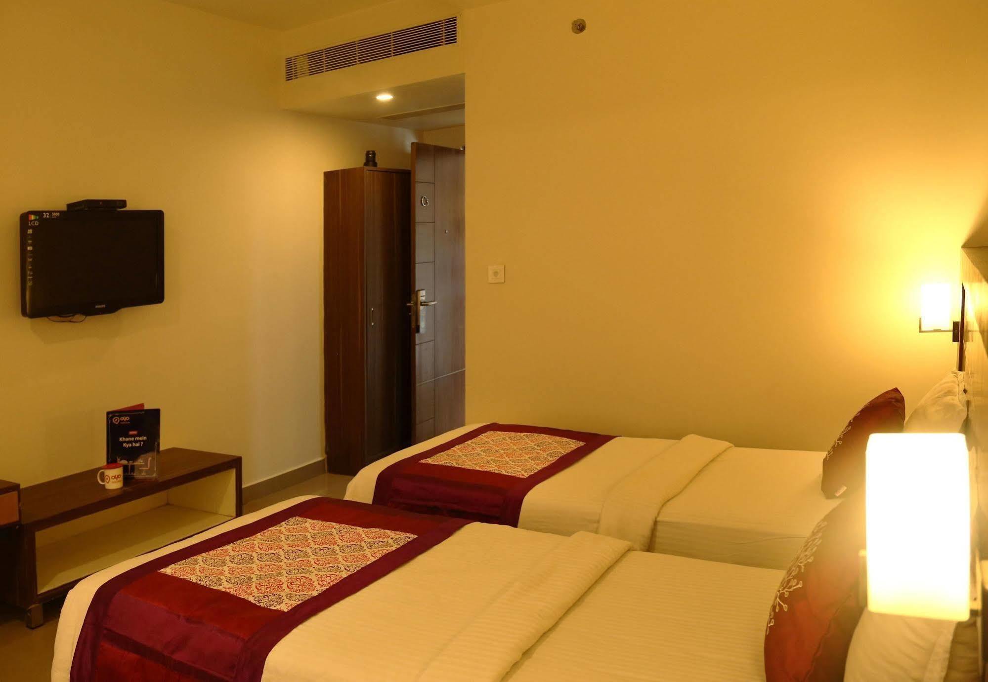 Continental Park Hotel Vijayawāda Buitenkant foto