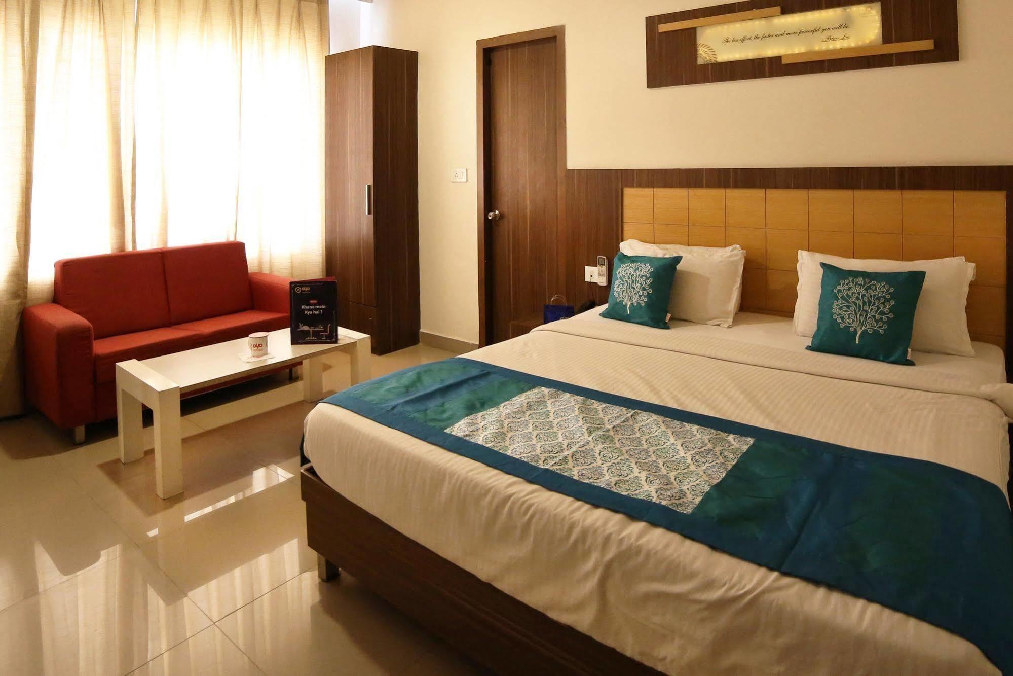 Continental Park Hotel Vijayawāda Buitenkant foto