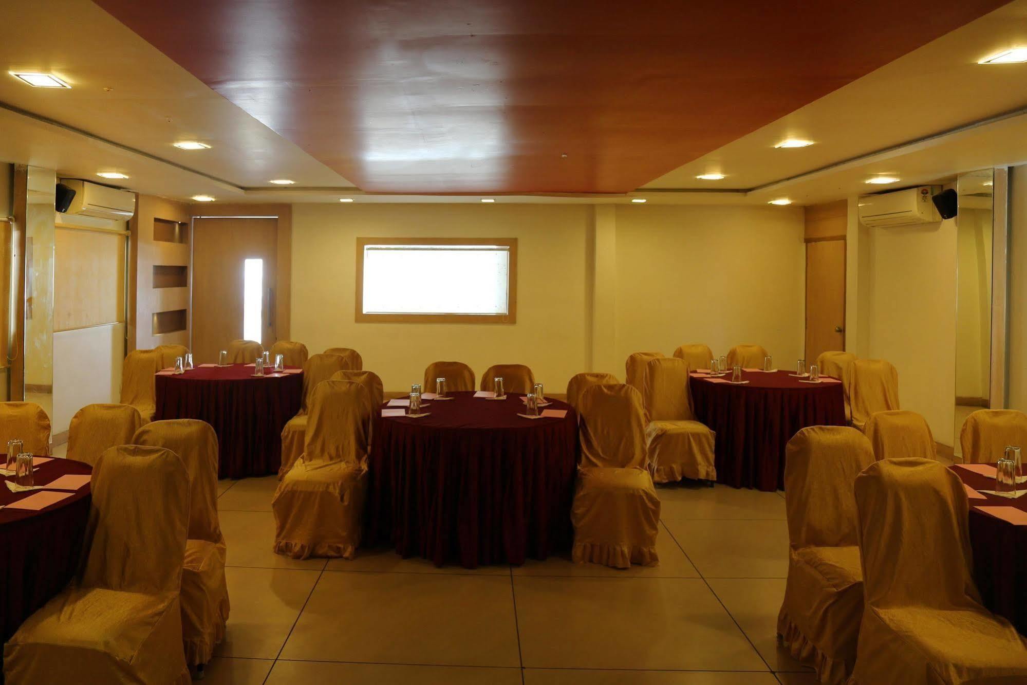 Continental Park Hotel Vijayawāda Buitenkant foto