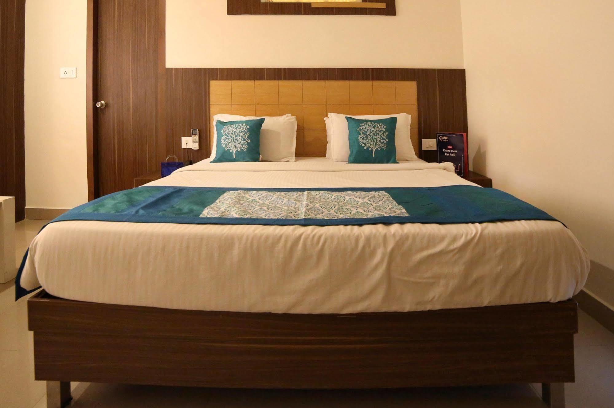 Continental Park Hotel Vijayawāda Buitenkant foto